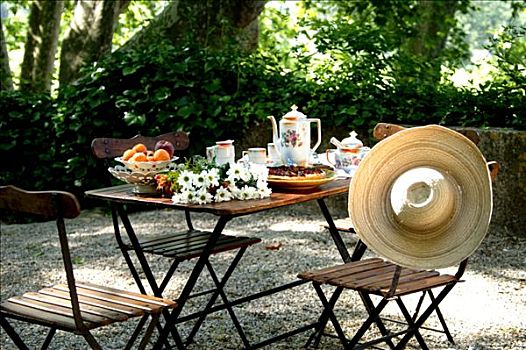 水果馅饼,花,咖啡用具,桌上,花园,草帽,椅子