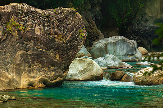 花莲太鲁阁风景区,砂卡礑溪溪流上巨大的花岗岩