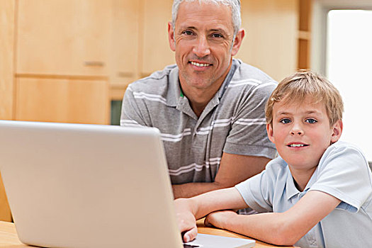男孩,父亲,笔记本电脑