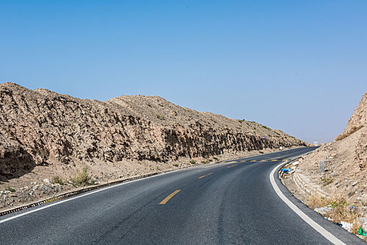 穿越大峡谷的公路,中国新疆