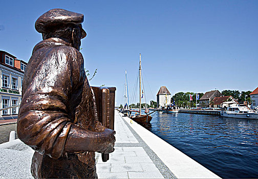 雕塑,水手,渔港,梅克伦堡前波莫瑞州,德国,欧洲