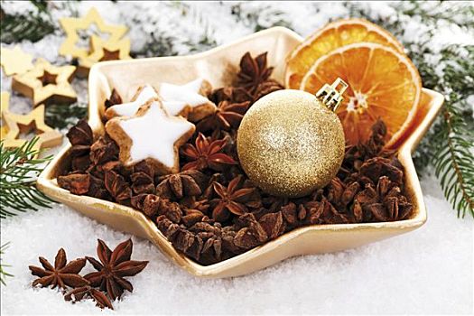 大料,肉桂星,金色,圣诞树装饰物,干燥,橙子片,枝条,冷杉,雪