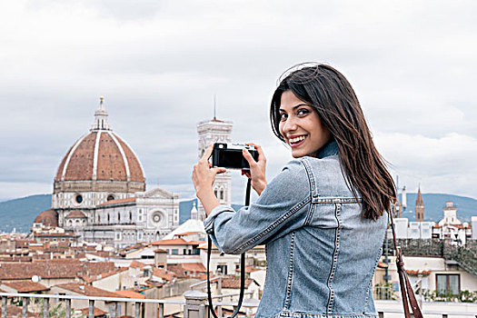 美女,照相,佛罗伦萨大教堂,钟楼,扭头,微笑,佛罗伦萨,托斯卡纳,意大利