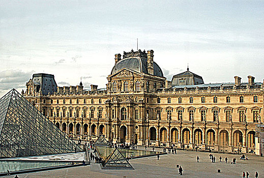 法国巴黎卢浮宫内景
