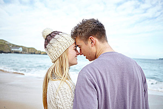 浪漫,年轻,情侣,面对面,海滩,湾,康沃尔,英国
