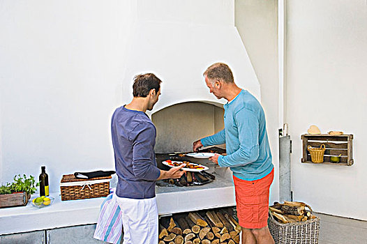 两个男人,烹调,烤串,壁炉