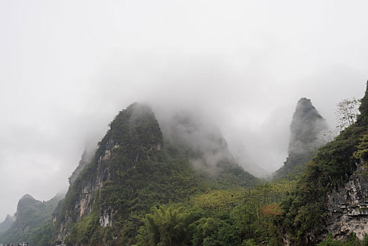 烟雨中的中国桂林漓江山水风光