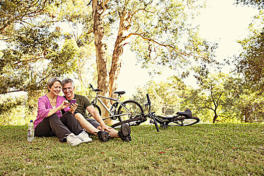 成熟,骑自行车,坐,夫妇,公园,看,智能手机