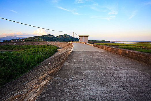 堤防,海堤,堤坝,路面,道路,阳光,蓝天,云彩