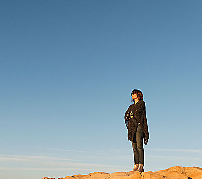 女人,站立,石头,观景,拉古纳海滩,加利福尼亚,美国,北美