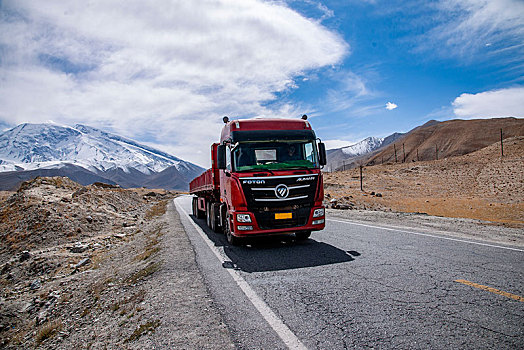 行驶在帕米尔高原g314国道公路上的大货车