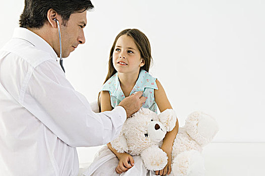 儿科医生,听,心,听诊器,女孩,拿着,泰迪熊