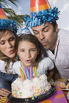 一个,女孩,肖像,父母,吹,蜡烛,生日蛋糕