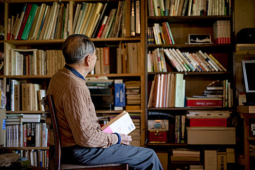 老人,坐,椅子,正面,书架,拿着,书本