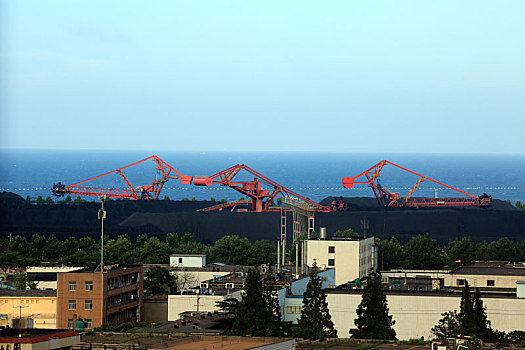 山东省日照市,碧海与帆船辉映下的海龙湾风景如画