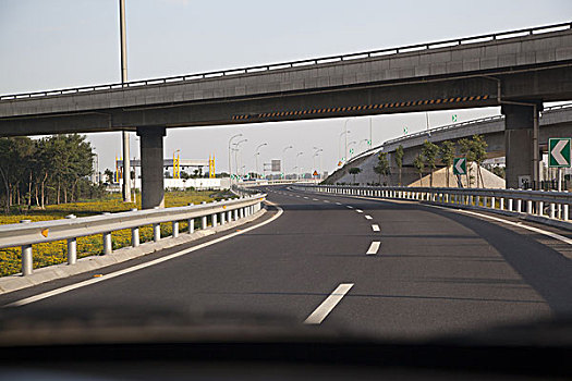 平坦干净的高速公路