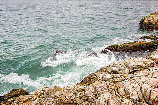 海浪拍打在岩石上