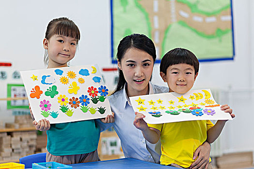 女老师和小朋友一起画画