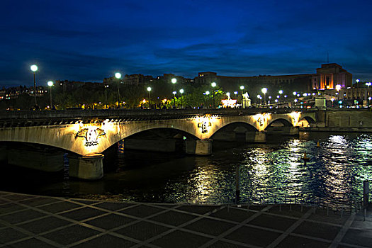 巴黎夜晚的桥