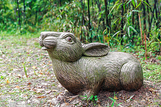 公园内生肖兔石头雕塑