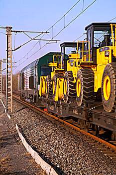 火车在运输大型工程机械设备
