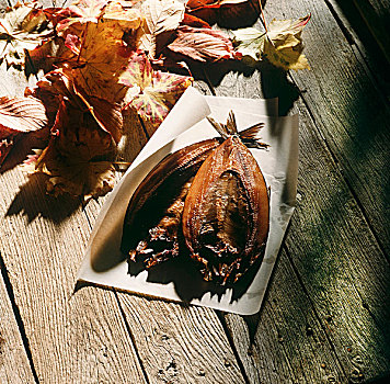 腌鱼,纸,木质,表面,秋叶