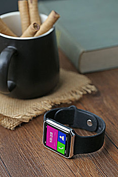智能手表和智能手机放在桌面上