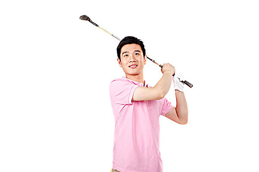 一个举着高尔夫球杆的青年男士