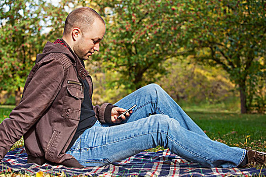 男青年,发短信,公园,艾伯塔省,加拿大
