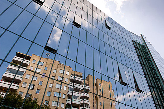现代,摩天大楼,玻璃墙,窗户,反射,老,公寓楼,仰视,华沙,波兰,欧洲