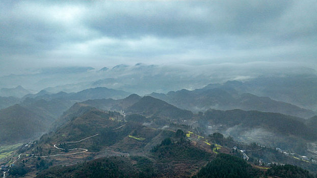 重庆酉阳,春晨雨中朦胧美