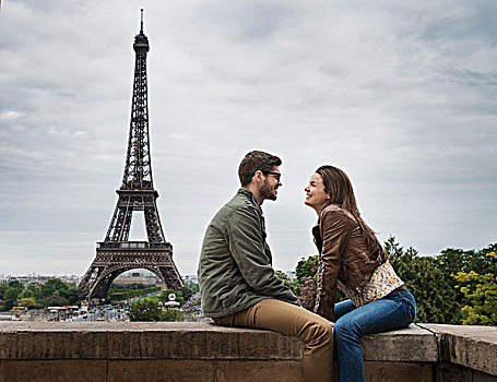 情侣,坐,面对面,墙壁,城市,巴黎,埃菲尔铁塔,背景