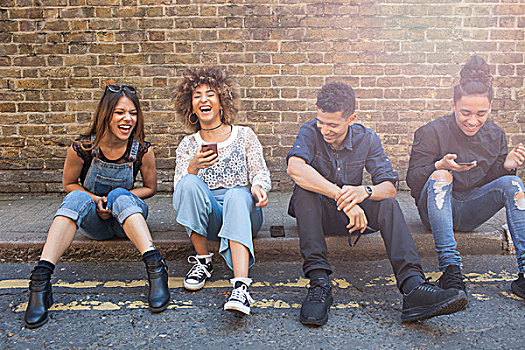 四个,朋友,坐,街道,笑,美女,拿着,智能手机