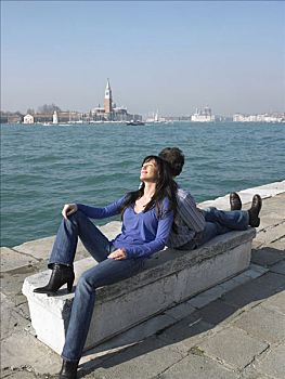 坐,夫妇,背对背,石头,长椅,靠近,水,威尼斯,意大利