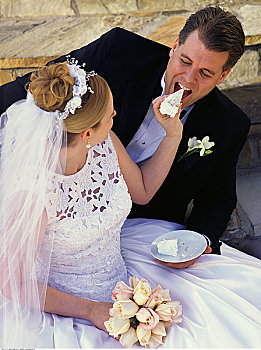 新娘,喂食,新郎,婚礼蛋糕