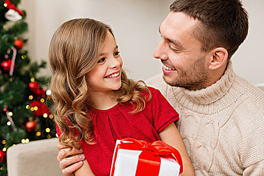 家庭,圣诞节,圣诞,高兴,人,概念,微笑,父亲,女儿,拿着,礼盒,对视