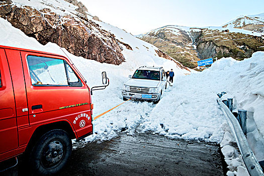 新疆,雪山,蓝天白云,道路养护,铲雪