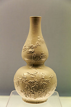 上海博物馆馆藏清雍正漳州窑白釉贴花松竹梅鹤鹿纹葫芦瓶