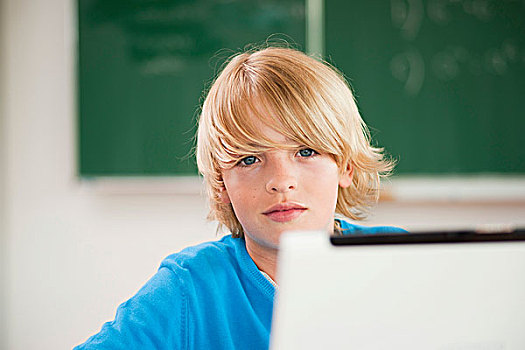 男生,笔记本电脑,教室