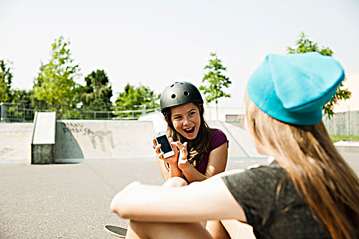 女孩,滑板运动场,智能手机,曼海姆,巴登符腾堡,德国
