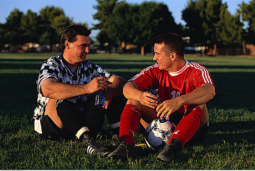 两个男人,足球服,坐,户外,足球
