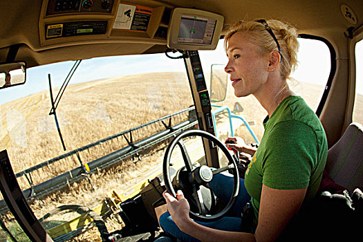 女性,农民,出租车,联合收割机,三个,山,艾伯塔省,加拿大