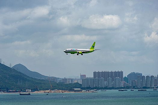 一架韩国真航空的客机正降落在香港国际机场