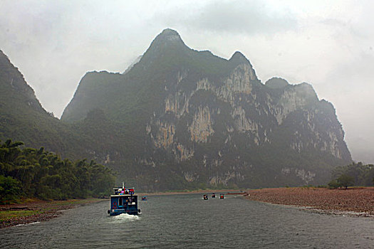 广西桂林漓江烟雨倒影游船九马画山