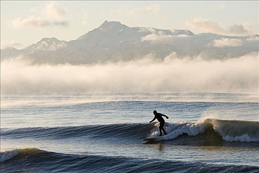男人,冲浪,靠近,卡契马克湾,山峦,肯奈半岛,阿拉斯加,冬天