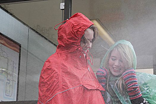 两个女人,公交车站,雨