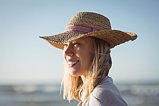 高兴,女人,看别处,穿,遮阳帽,海滩,晴天
