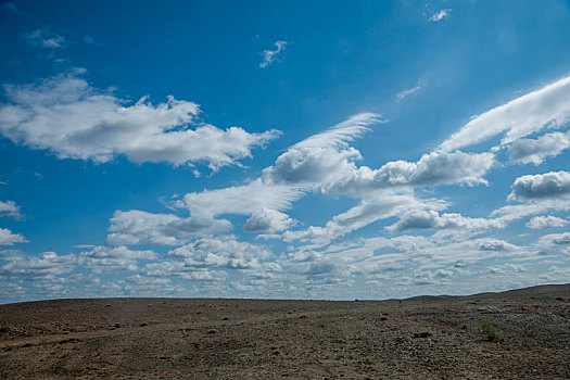 新疆g216线国道旁准噶尔盆地边沿的戈壁滩