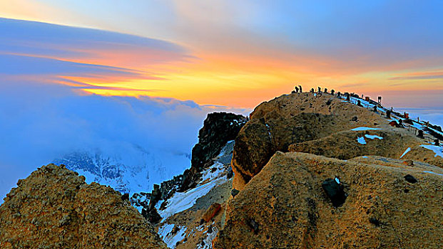 夕阳丁下长白山