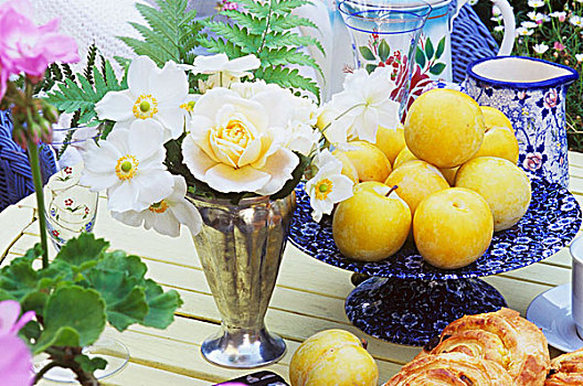玫瑰,银莲花,新鲜,黄色,李子,桌子